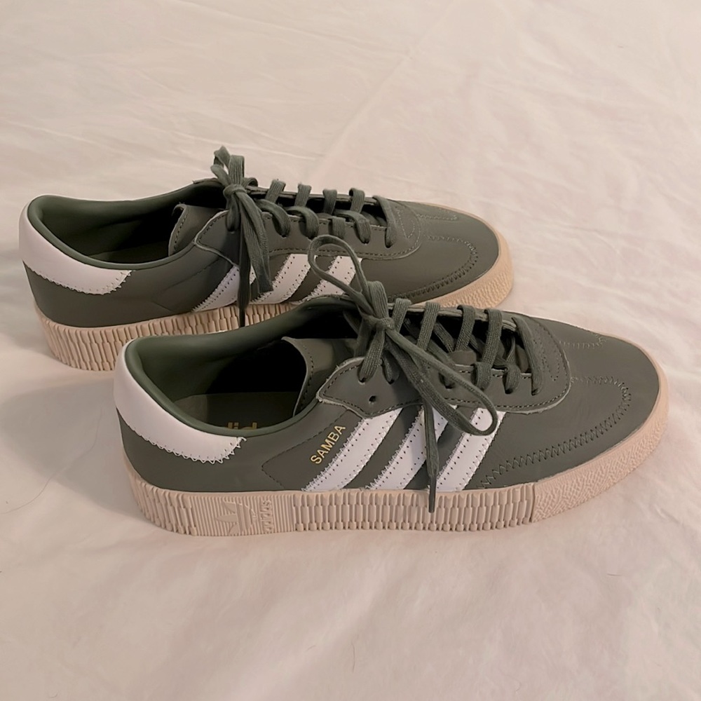 Mens 8 green Adidas Samba, brand new and super fresh!